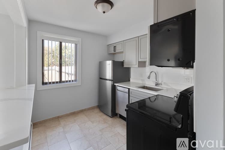 Chicago Apartment: 6029 N Winthrop Ave