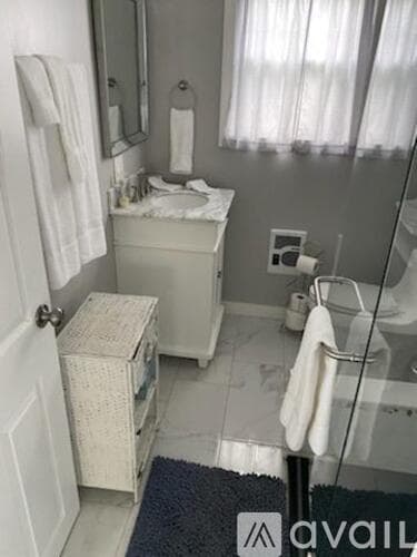 Narragansett House: 46 Flintstone Rd