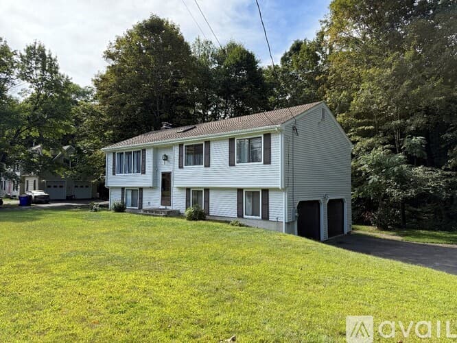 Simsbury House: 15 Hoskins Road
