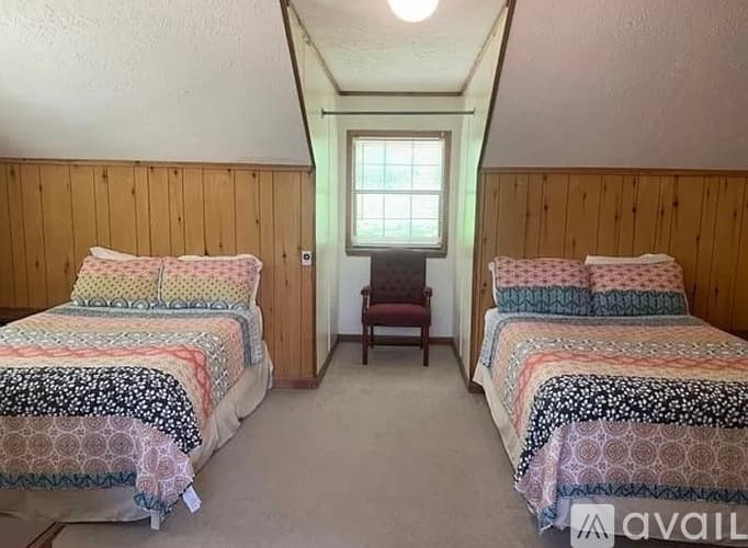Dillard House: 729 Chalet Village Dr