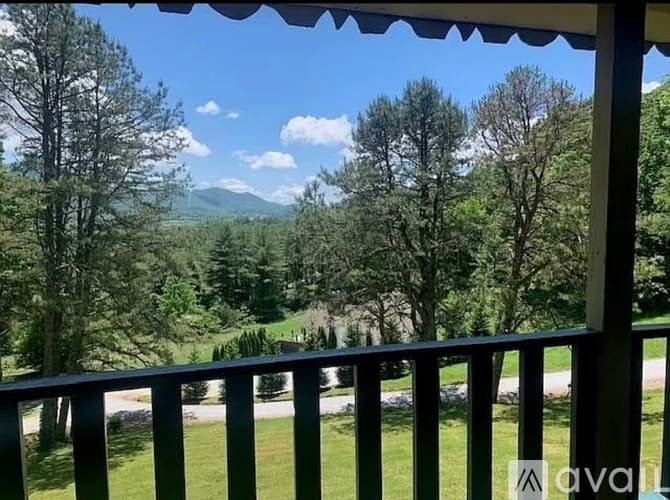 Dillard House: 729 Chalet Village Dr