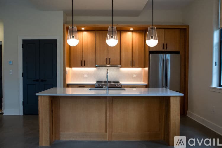Northampton Apartment: 48 Round Hill Rd