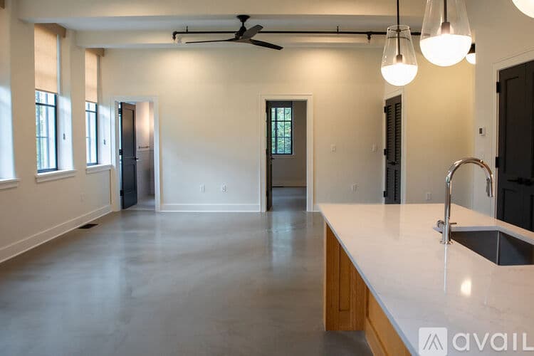 Northampton Apartment: 48 Round Hill Rd