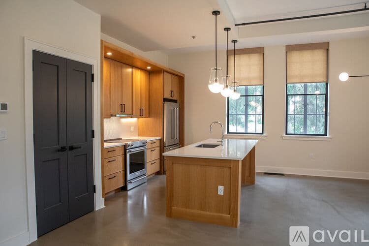 Northampton Apartment: 48 Round Hill Rd