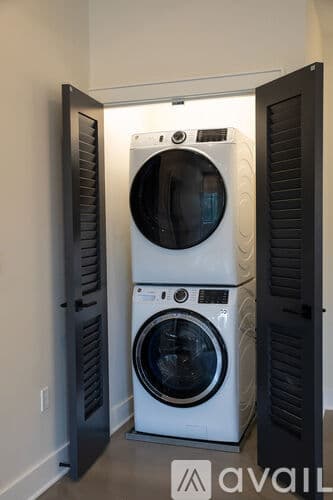 Northampton Apartment: 48 Round Hill Rd