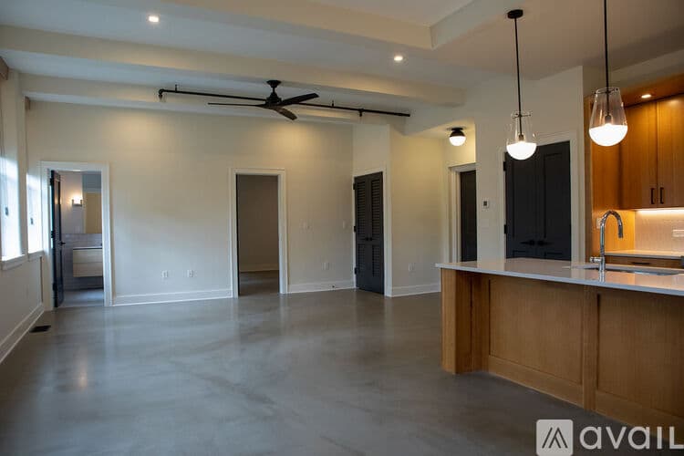 Northampton Apartment: 48 Round Hill Rd