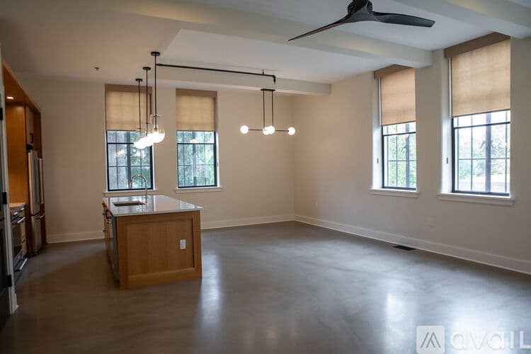 Northampton Apartment: 48 Round Hill Rd