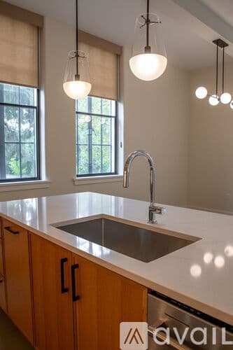 Northampton Apartment: 48 Round Hill Rd