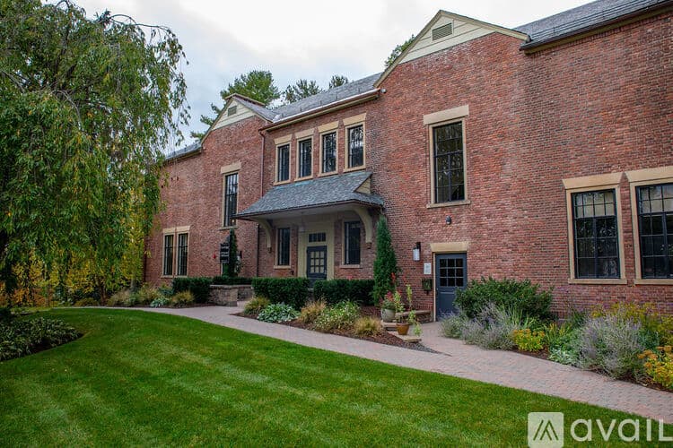 Northampton Apartment: 48 Round Hill Rd