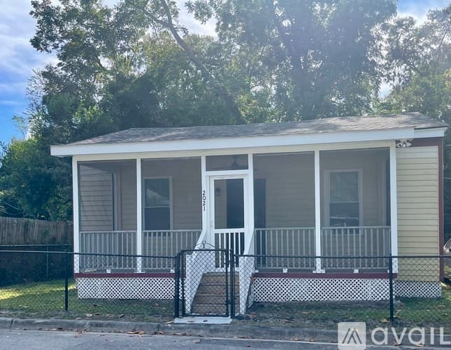Savannah House: 2021 Hudson St