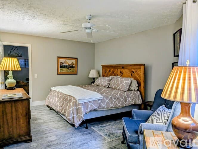 Dillard House: 842 Alpine Dr