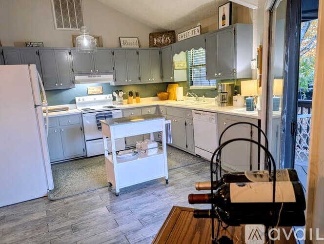 Dillard House: 842 Alpine Dr