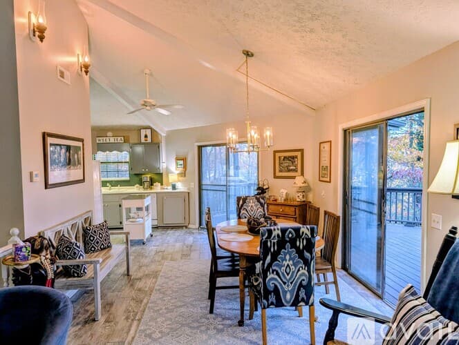 Dillard House: 842 Alpine Dr