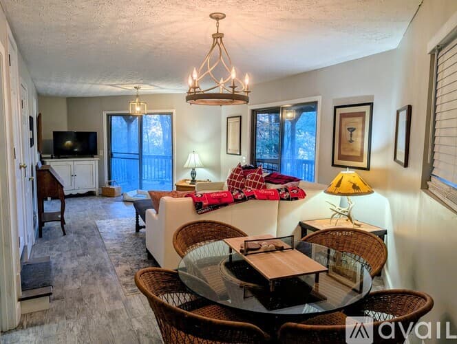 Dillard House: 842 Alpine Dr