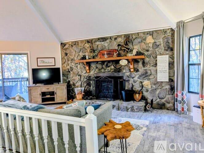 Dillard House: 842 Alpine Dr