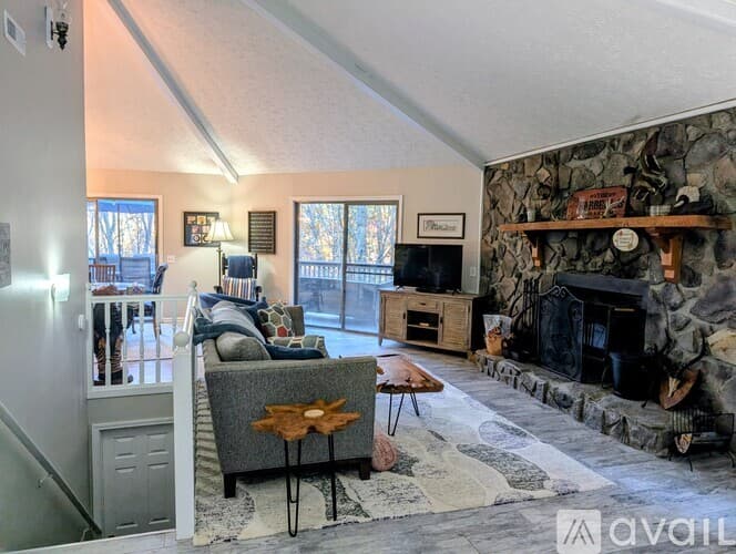 Dillard House: 842 Alpine Dr