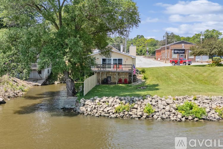 Princeton House: 403 River Dr