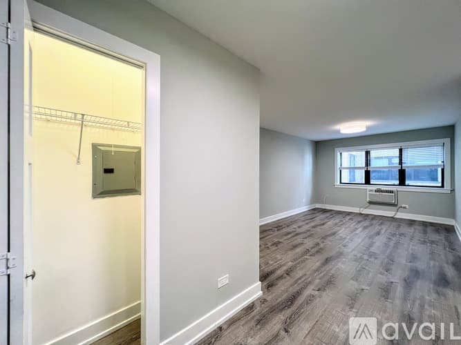 Chicago Apartment: 445 W Barry Ave