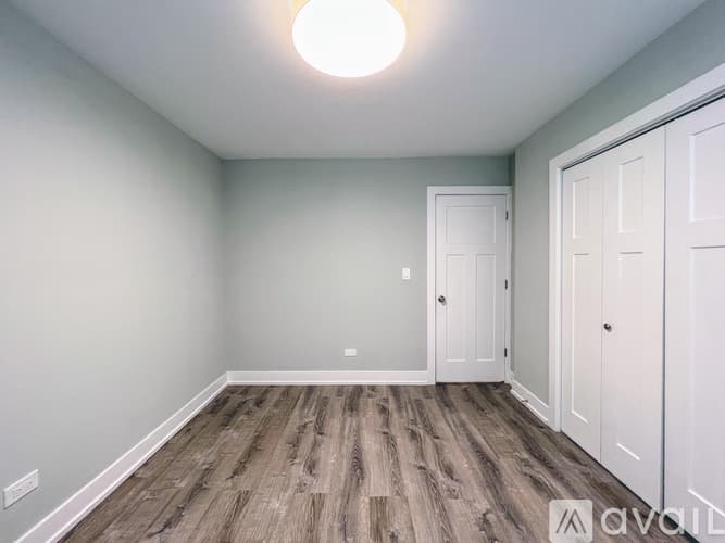 Chicago Apartment: 445 W Barry Ave