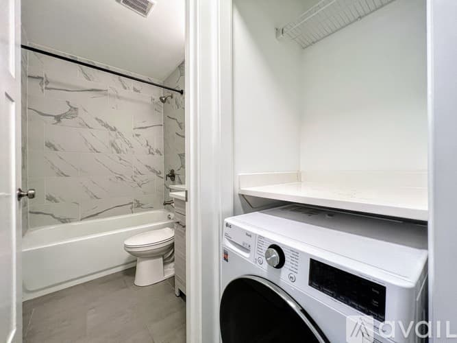 Chicago Apartment: 445 W Barry Ave