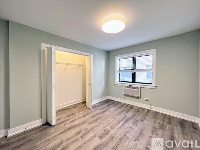 Chicago Apartment: 445 W Barry Ave