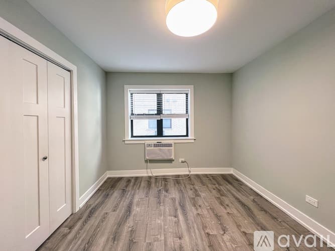 Chicago Apartment: 445 W Barry Ave