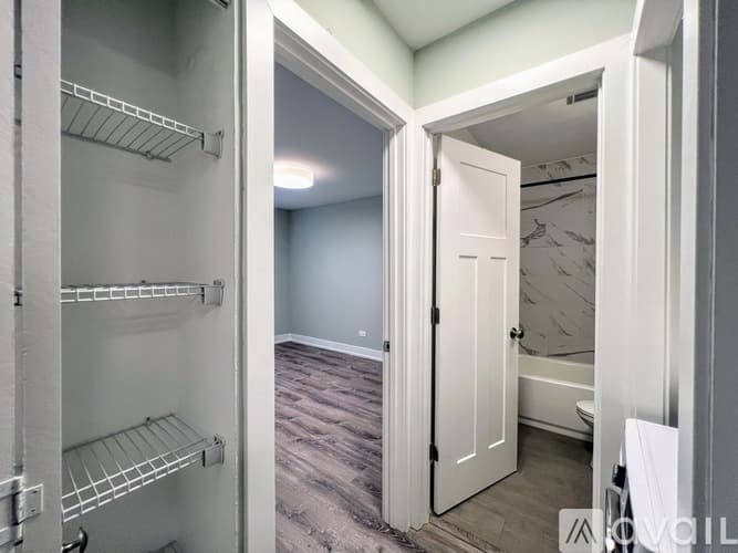 Chicago Apartment: 445 W Barry Ave