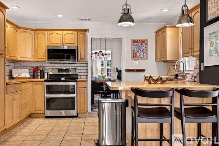 Savannah House: 1106 E 52nd St