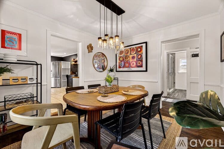 Savannah House: 1106 E 52nd St