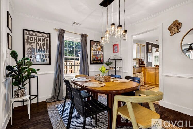 Savannah House: 1106 E 52nd St
