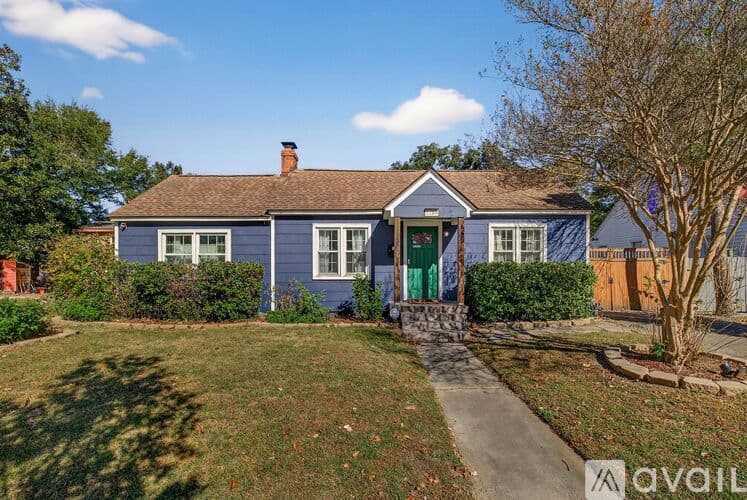 Savannah House: 1106 E 52nd St
