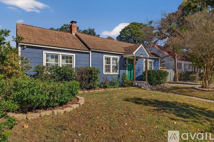 Savannah House: 1106 E 52nd St