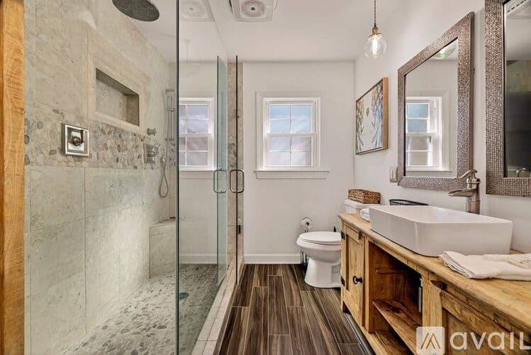 Savannah House: 1106 E 52nd St