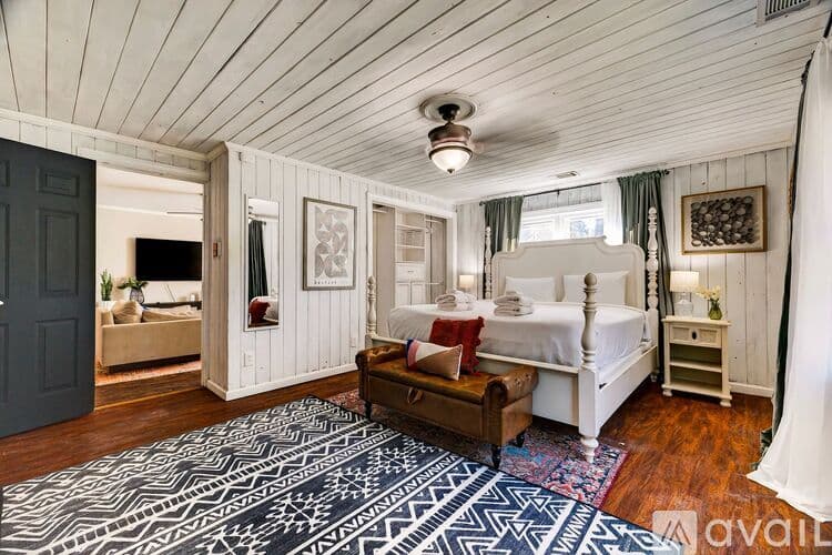 Savannah House: 1106 E 52nd St
