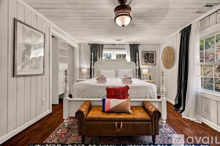 Savannah House: 1106 E 52nd St