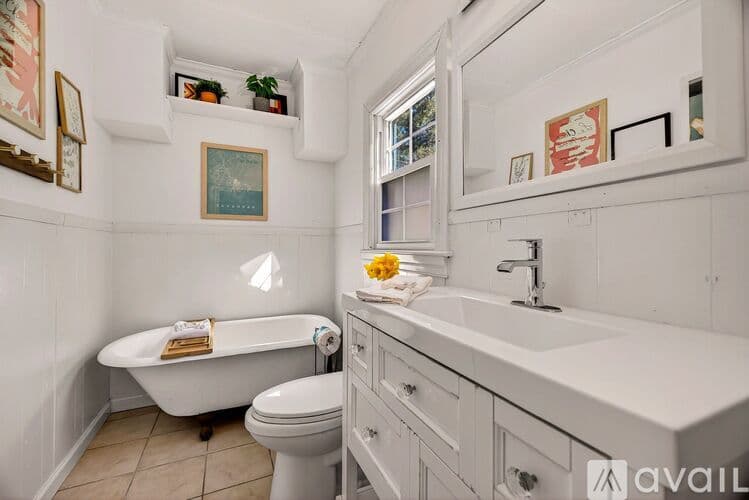 Savannah House: 1106 E 52nd St