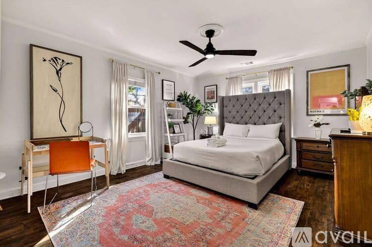 Savannah House: 1106 E 52nd St