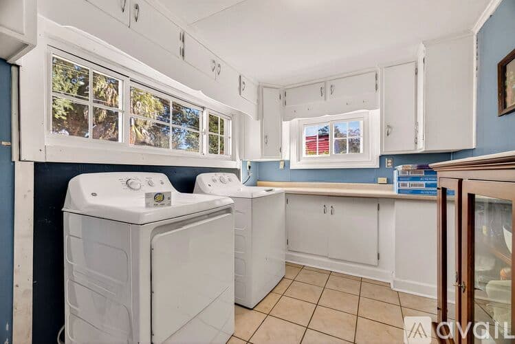 Savannah House: 1106 E 52nd St
