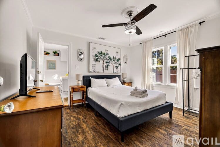 Savannah House: 1106 E 52nd St