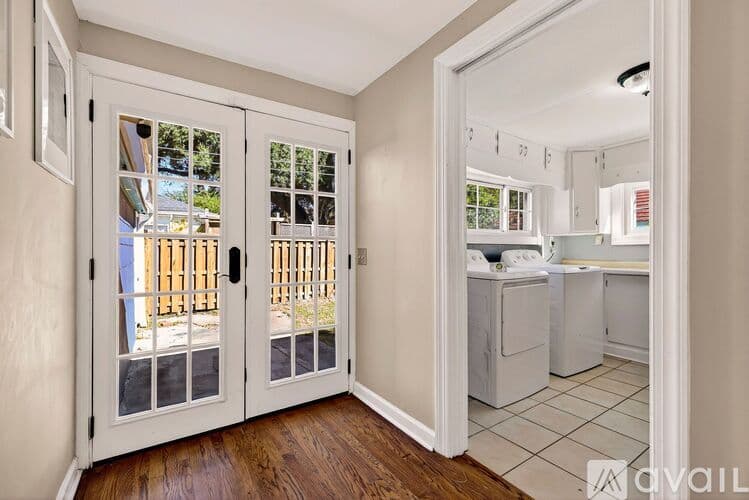 Savannah House: 1106 E 52nd St
