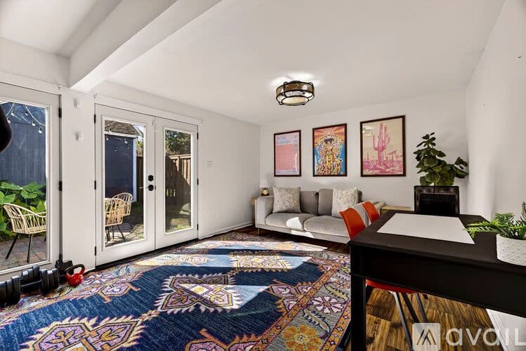 Savannah House: 1106 E 52nd St