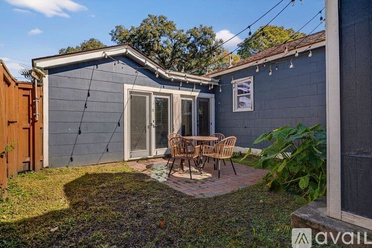Savannah House: 1106 E 52nd St