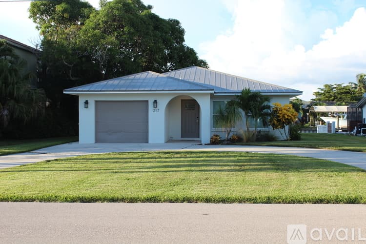 Bonita Springs House: 217 3rd St