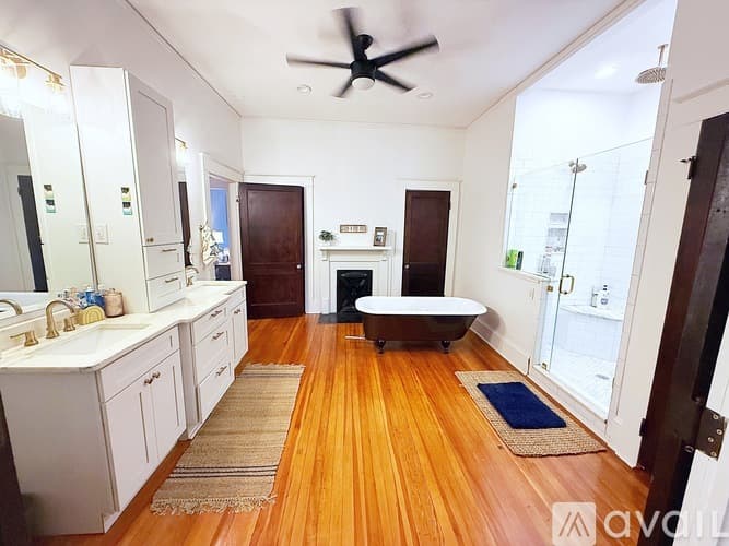 Easley House: 205 Russell St