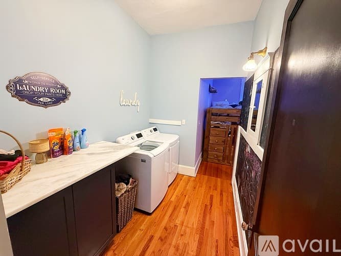 Easley House: 205 Russell St