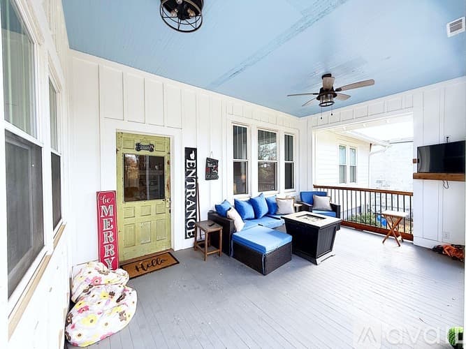 Easley House: 205 Russell St