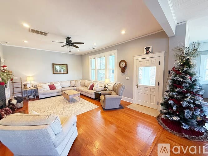 Easley House: 205 Russell St