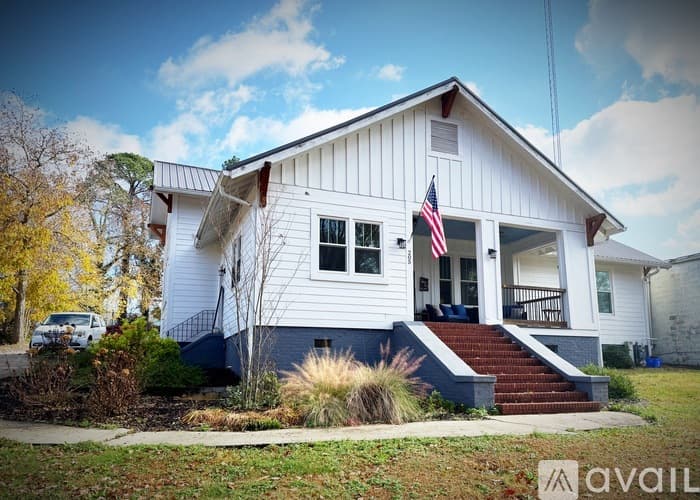 Easley House: 205 Russell St