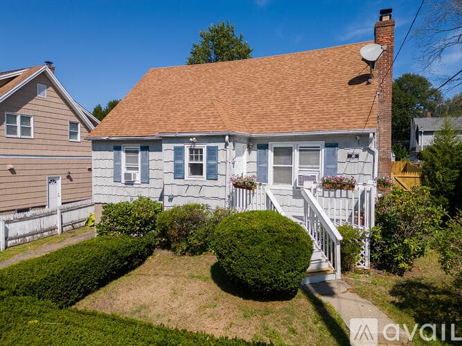 Milford House: 30 Florence Ave