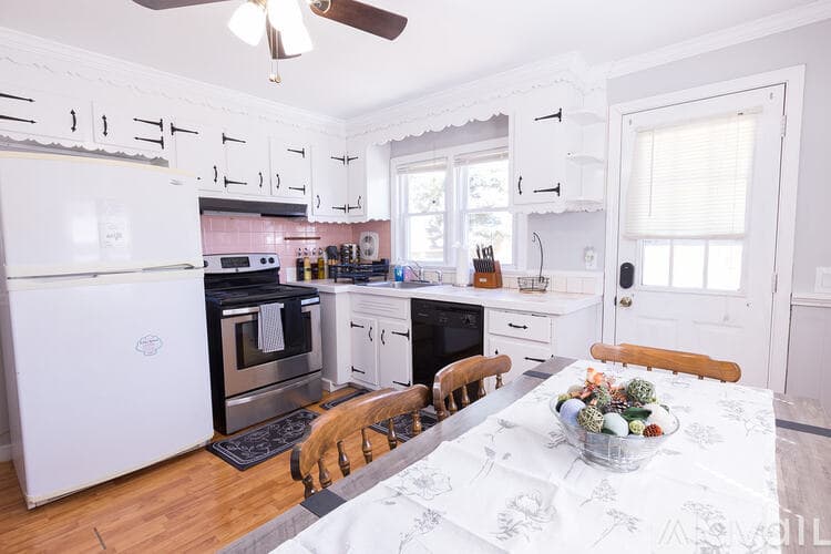 Milford House: 30 Florence Ave